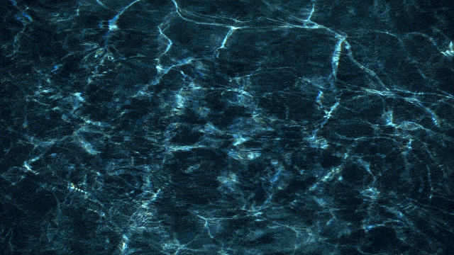 Agua en movimiento de color azul oscuro