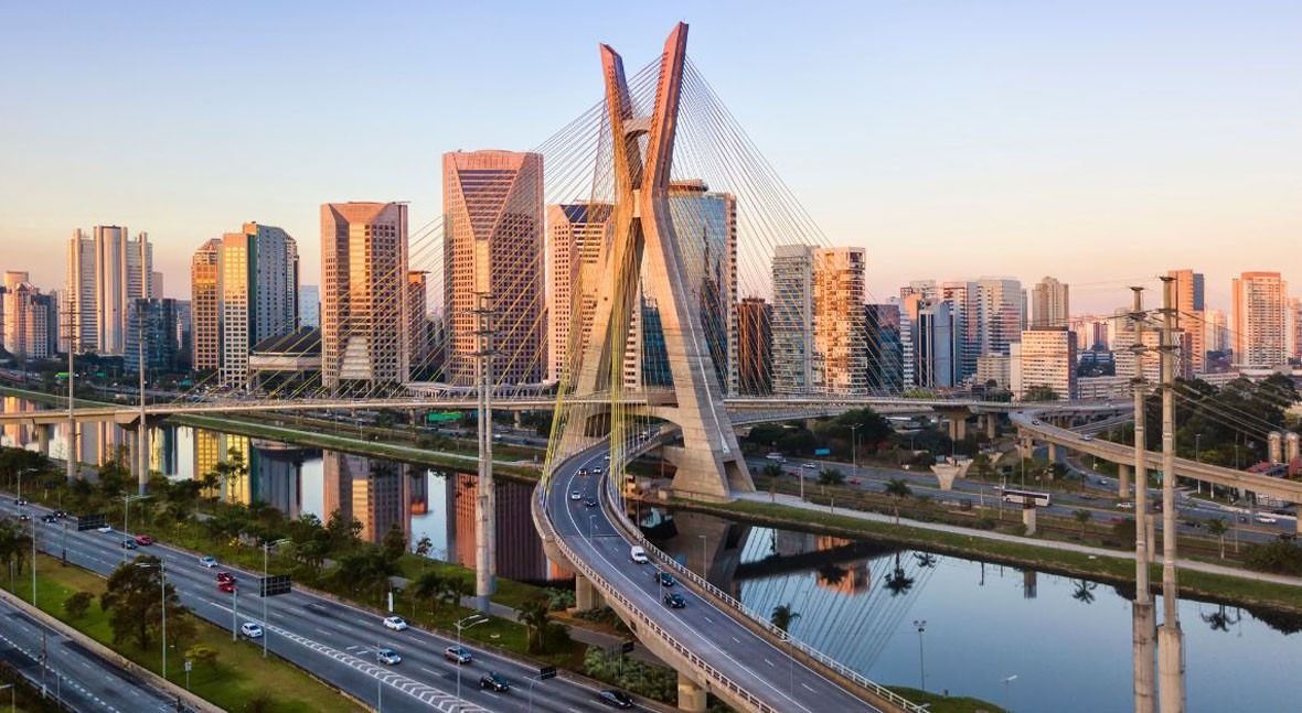 mujer dando un discurso en un auditorio