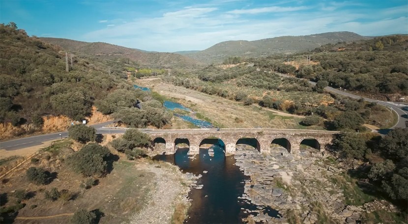Una cerca de malla metálica en un río